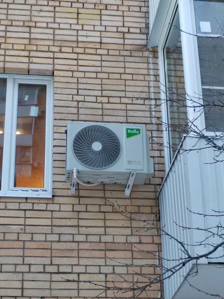 Наружный блок кондиционера на кирпичной стене